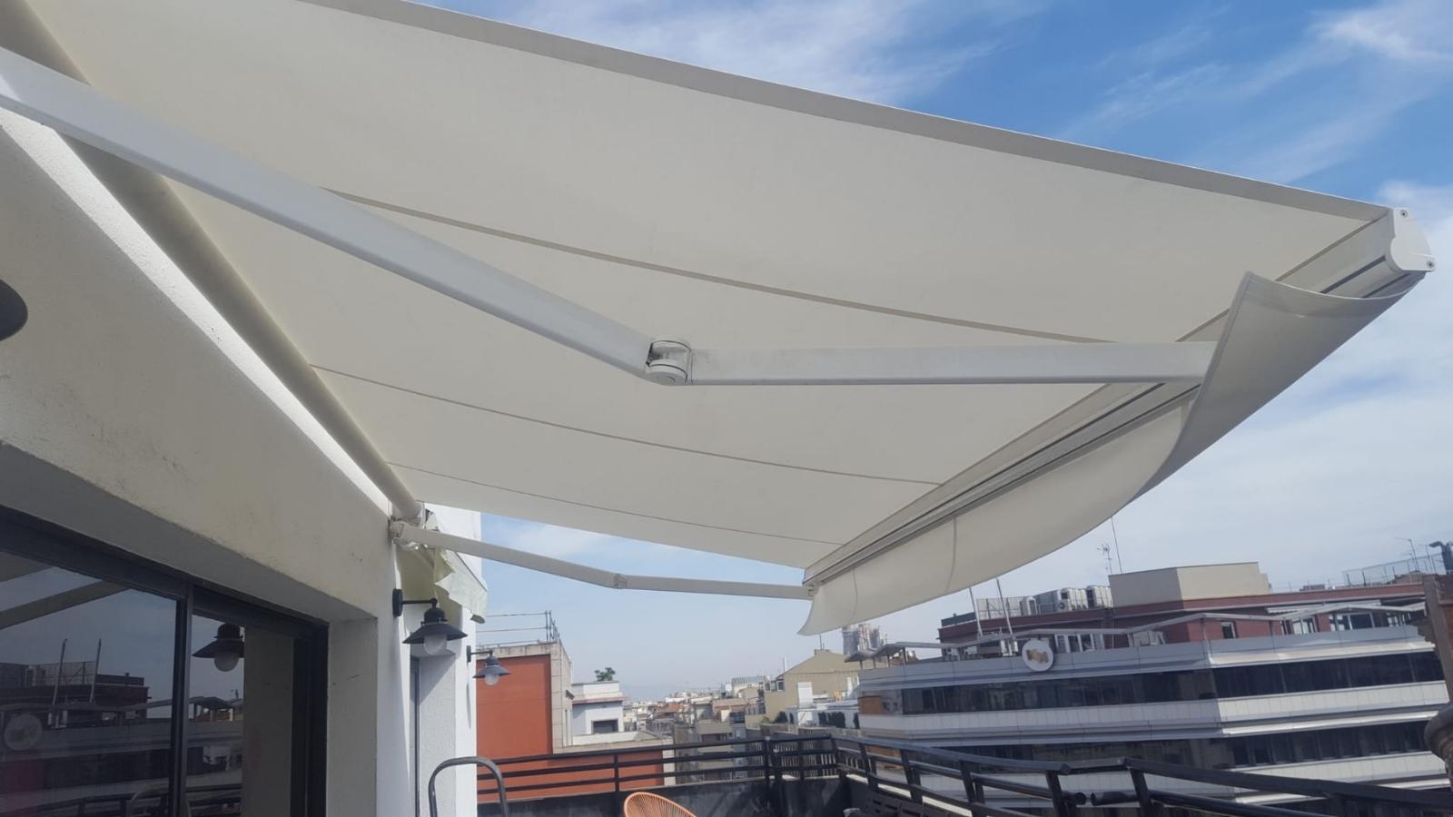 Toldo brazo invisible 1